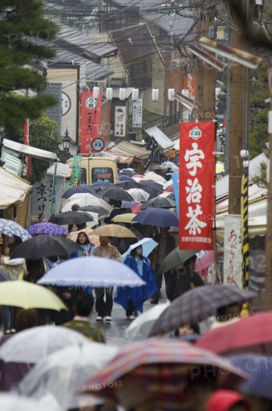 JAPAN, Honshu, Kyoto, Rainy day in crowded Eastern Kyoto lane near Ginkaku-ji Temple