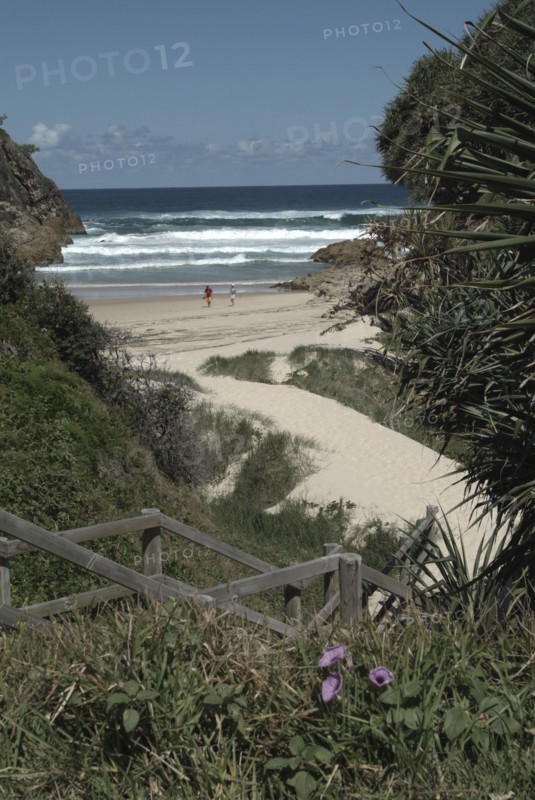 AUSTRALIA, Queensland, N Stradbroke Island, Couple walking in Secret Cove