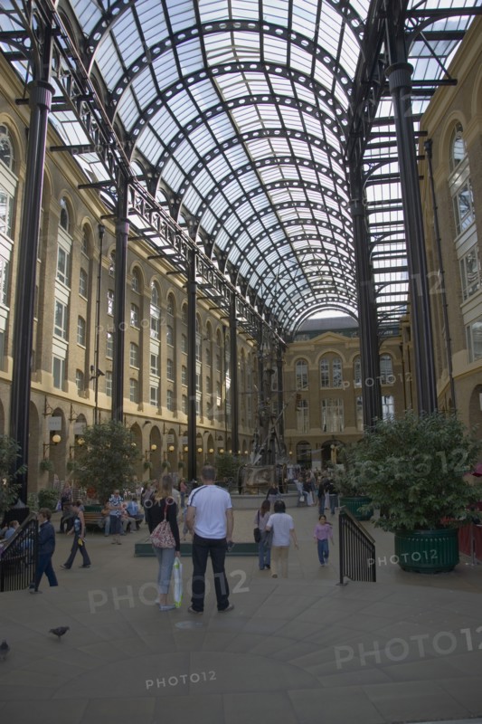ENGLAND, London, Hays Galleria shopping arcade in Southark. The former tea clipper dock was filled in and a glass canopy erected in the 1980’s.