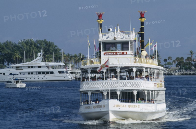 USA, Florida, Fort Lauderdale, Jungle Queen Paddlesteamer traveling along waterway