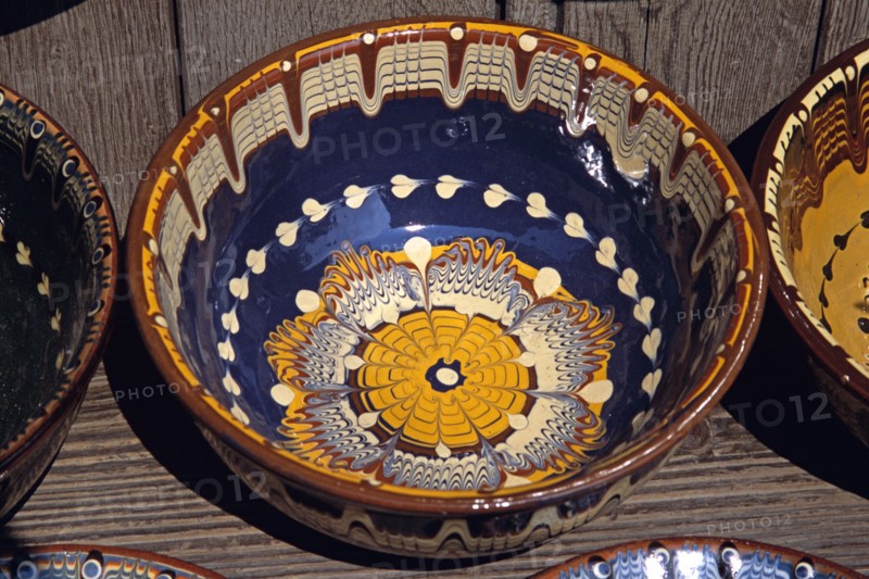 BULGARIA, Veilko Tarnovo, Traditional Bulgarian pottery on display outside gift and craft shop.