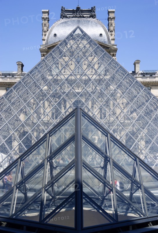 FRANCE, Ile de France, Paris, The pyramid entrance to the Musee du Louvre beside the Richelieu Pavilion