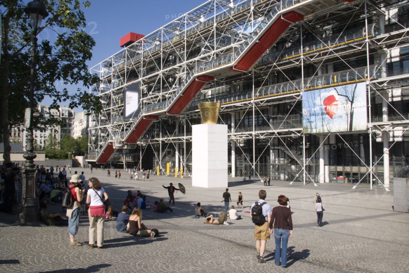 FRANCE, Ile de France, Paris, Tourists watching a street performer in the square outside the Pompidou Centre in Beauborg Les Halles