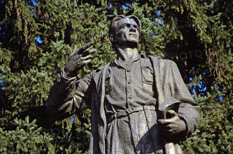 BULGARIA, Bansko, Nikola Vaptsarov Statue
