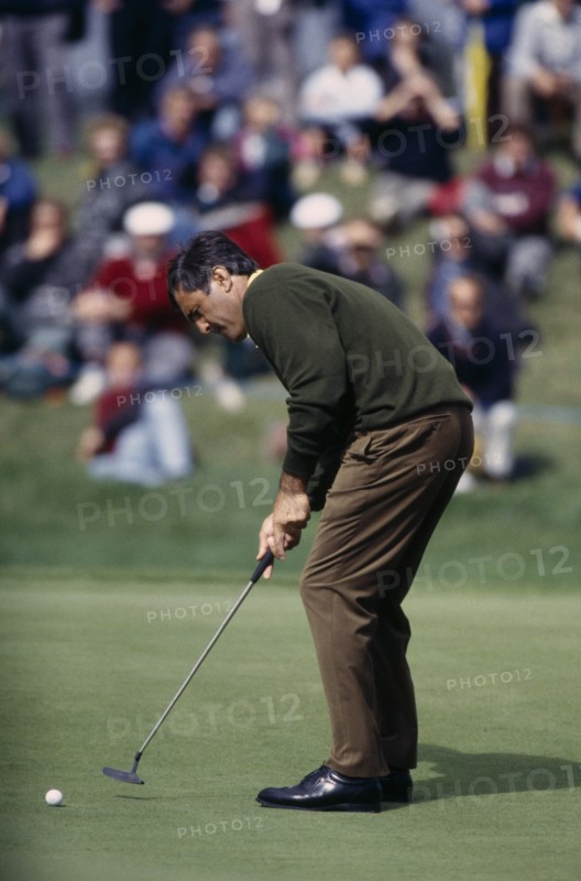 20085194 SPORT Ball Games Golf East Sussex. European Open. Seve Ballesterous on putting green