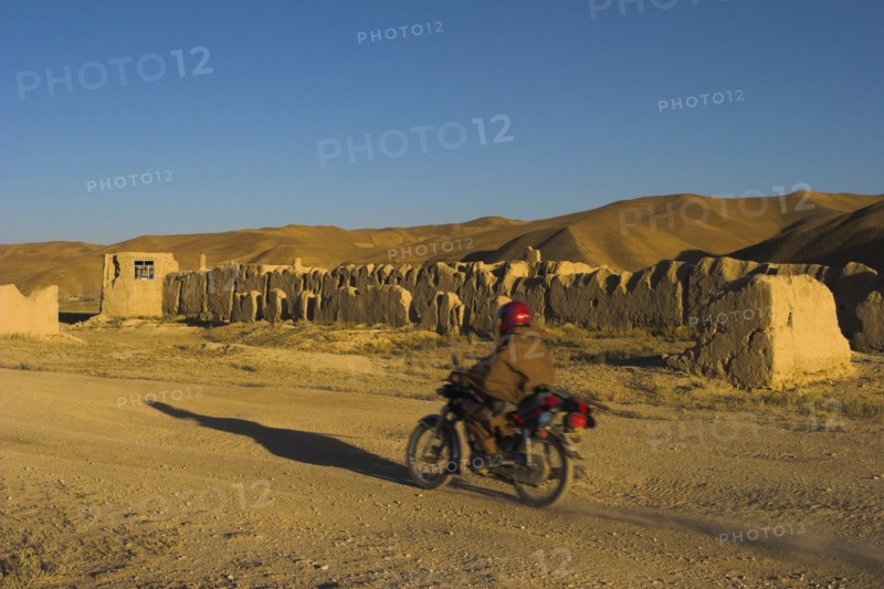AFGHANISTAN, between Yakawlang and Chakhcharan, Daulitiar, Caravanserai