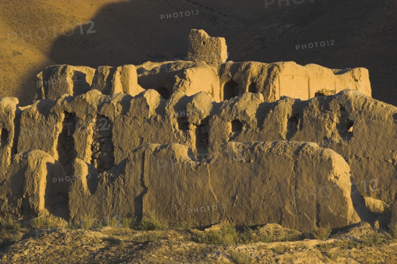 AFGHANISTAN, between Yakawlang and Chakhcharan, Daulitiar, Caravanserai