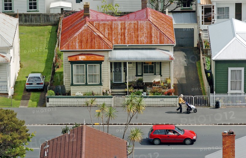 NEW ZEALAND, NORTH ISLAND, AUCKLAND, GENERAL VIEW OF A TYPICAL CORRAGATED IRON ROOFED HOUSE IN THE RESIDENTIAL DISTRICT OF DEVENPORT ON AUCKLANDS NORTH SHORE