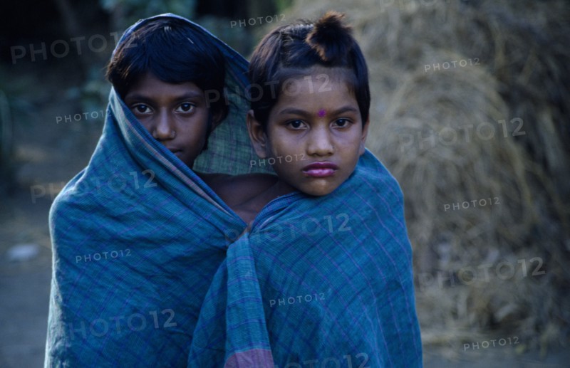 20088738 BANGLADESH Khulna Char Kukuri Mukuri Portrait of two young girls wrapped in turquoise fabric.