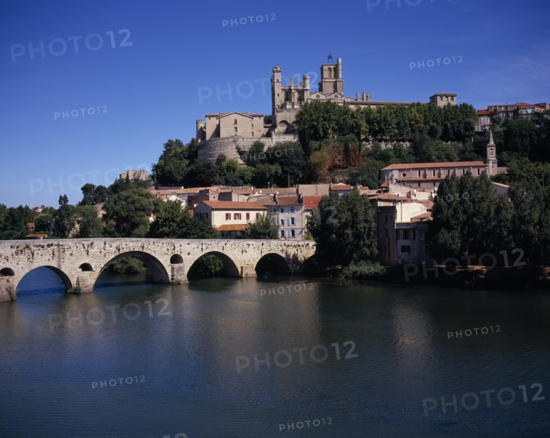 FRANCE, Languedoc-Roussillon, Herault, Beziers.  City view with the Cathedral St-Nazaire on steep hill above the Pont-Vieux arched bridge across the River Orb.