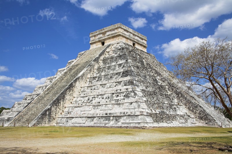 MEXICO, Yucatan, Chichen Itza, "El Castillo, Pyramid of Kukulkan"