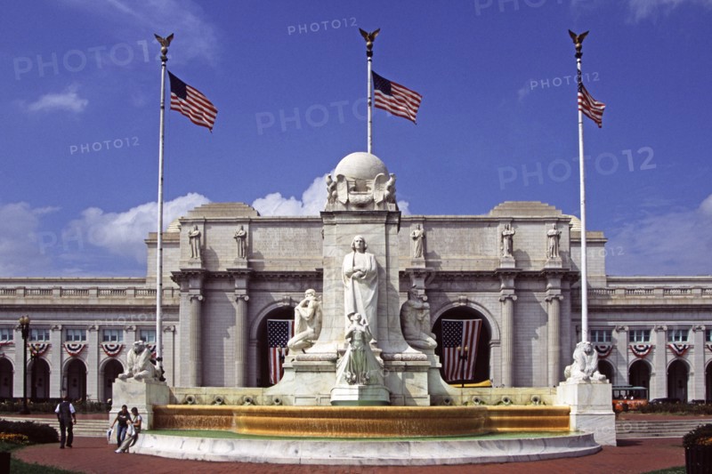 USA, Washington DC, Christopher Columbus monument and fountain outside Union Railway Station