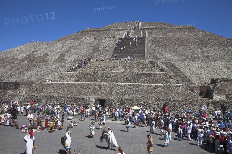 MEXICO, Mexico State, Teotithuacan, "Tourists, Pyramid of the Sun, Piramide del Sol, Teotihuacan Archaeological Site"