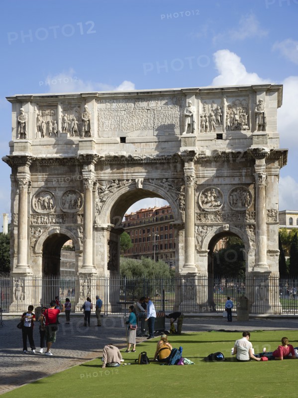 ITALY, Lazio, Rome, Tourists at the base of the 3rd century Arch of Constantine outside the Forum beside the Colosseum commemorating his victory over his co-emperor Maxentius