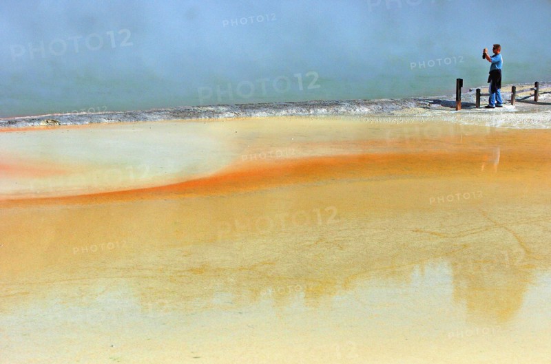 NEW ZEALAND, NORTH ISLAND, ROTORUA, tHE CHAMPAGNE POOL OF WAI O TAPU THERMAL WONDERLAND.THE SPRING IS 65 METRES IN DIAMETER AND 62 METRES DEEP.THE POOL WAS FORMED 700 YEARS AGO BY A HYDROTHERMAL ERUPTION.VARIOUS MINERALS ARE DEPOSITED AROUND THE SURROUNDING SINTER LEDGE OF THE POOL PRODUCING MANY DIFFERENT COLOURS.