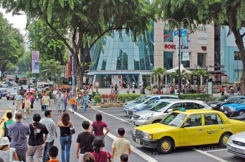 SINGAPORE, Orchard Road, PEDESTRIAN CROSSING AT ORCHARD ROAD AND PATTERSON ROAD SHOWING WHEELOCK PLACE SHOPPING CENTRE HOUSING AMONG OTHERS A BORDERS BOOK AND MARKS AND SPENCER STORE.