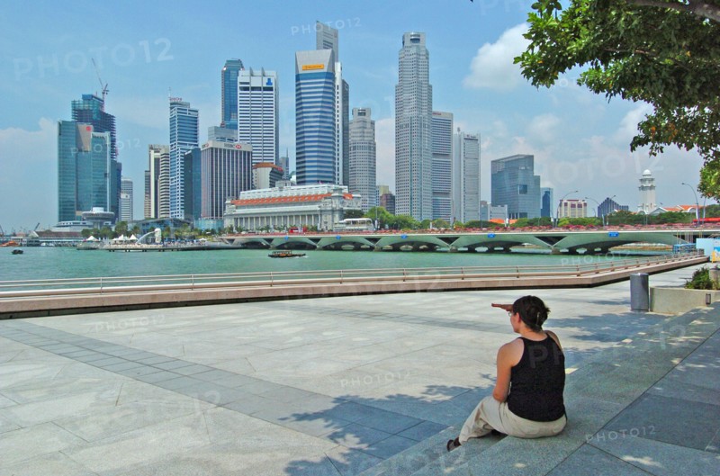 SINGAPORE, Financial District, THE FULLERTON HOTEL AND FIANANCIAL DISTRICT OF SINGAPORE CITY SEEN FROM ACROSS THE ESPLANADE DRIVE DRIVE BRIDGE FROM THE ESPLANADE MALL