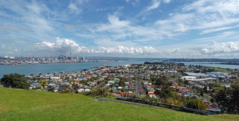 NEW ZEALAND, NORTH ISLAND , AUCKLAND , GENERAL VIEW OF AUCKLAND SKYLINE SHOWING AUCKLAND HARBOUR AND THE RESIDENTIAL DISTRICT OF DEVENPORT PICTURE TAKEN FROM THE MOUNT VICTORIA RESERVE.