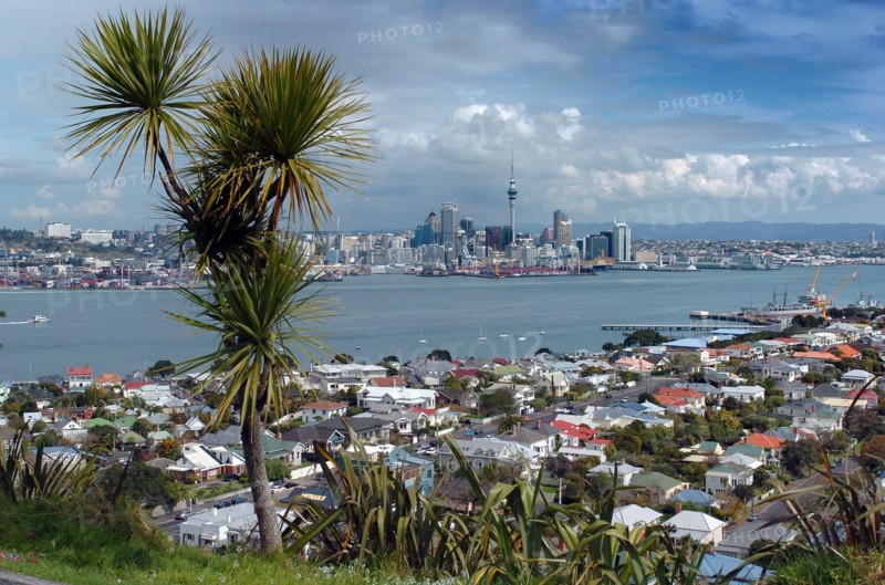 NEW ZEALAND, NORTH ISLAND , AUCKLAND , GENERAL VIEW OF AUCKLAND SKYLINE SHOWING AUCKLAND HARBOUR AND THE RESIDENTIAL DISTRICT OF DEVENPORT PICTURE TAKEN FROM THE MOUNT VICTORIA RESERVE.