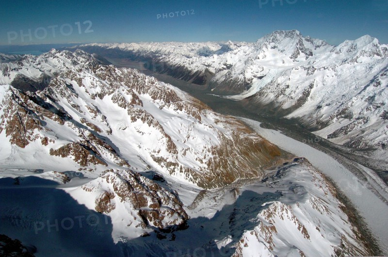 NEW ZEALAND, SOUTH ISLAND, WEST COAST, "MOUNT COOK NATIONAL PARK, AERIAL VIEW NEW ZEALANDS HIGHEST MOUNTAIN MOUNT COOK (TOP RIGHT) LOOKING SOUTH ALONG THE TASMAN GLACIER TO LAKE PUKAKI AND MOUNT CHUDLEIGH (LEFT)"