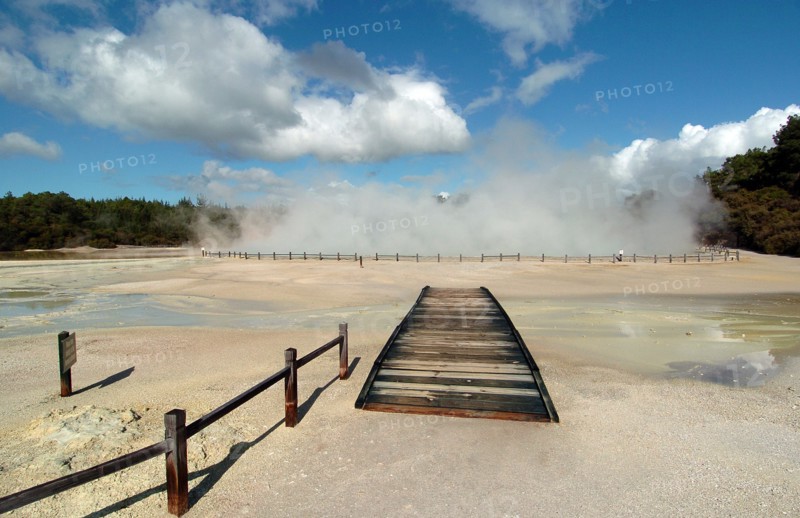 NEW ZEALAND, NORTH ISLAND, ROTORUA, THE CHAMPAGNE POOL OF WAI O TAPU THERMAL WONDERLAND.THE SPRING IS 65 METRES IN DIAMETER AND 62 METRES DEEP.THE POOL WAS FORMED 700 YEARS AGO BY A HYDROTHERMAL ERUPTION.VARIOUS MINERALS ARE DEPOSITED AROUND THE SURROUNDING SINTER LEDGE OF THE POOL PRODUCING MANY DIFFERENT COLOURS.