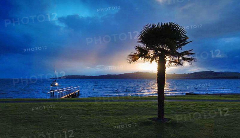 NEW ZEALAND, NORTH ISLAND, TAUPO, "WAIKATO, SUNSET ACROSS LAKE TAUPO FROM ROUTE 1 TWO MILE BAY TOWARDS ACACIA BAY ON THE OPPOSITE SIDE OF THE LAKE"