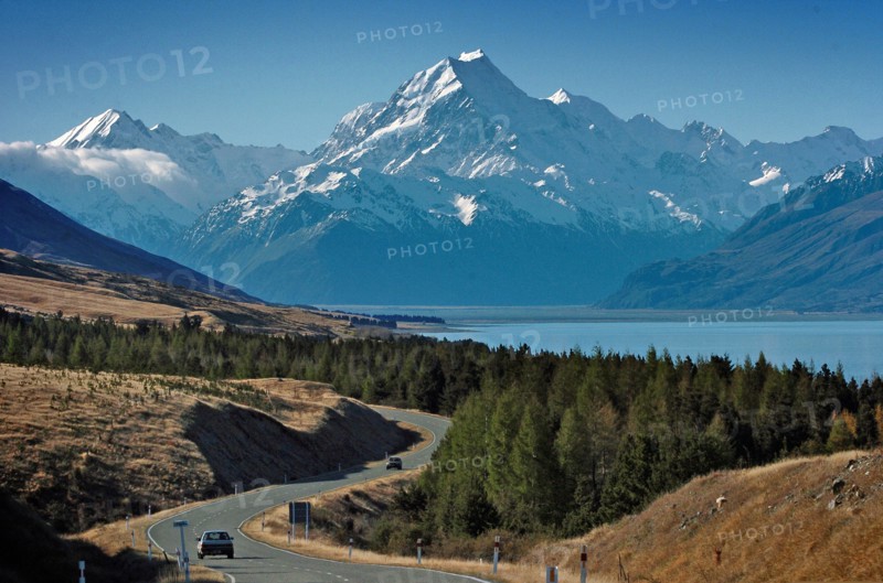 NEW ZEALAND, SOUTH ISLAND, WEST COAST, "MOUNT COOK NATIONAL PARK, VIEW OF NEW ZEALANDS HIGHEST MOUNTAIN MOUNT COOK (CENTRE) AND MOUNT HICKS (LEFT) WITH SUN ON THEIR WEST FACES WITH LAKE PUKAKI BELOW TAKEN FROM ROUTE 80 MOUNT COOK ROAD."