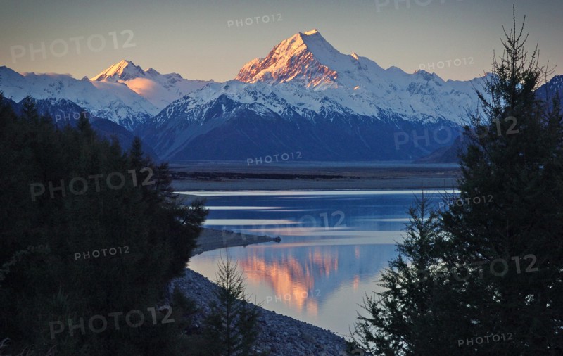 NEW ZEALAND, SOUTH ISLAND, WEST COAST, "MOUNT COOK NATIONAL PARK, VIEW OF NEW ZEALANDS HIGHEST MOUNTAIN MOUNT COOK (SUNLITE CENTRE) AND MOUNT HICKS (LEFT) WITH EVENING SUN ON THEIR WEST FACES WITH LAKE PUKAKI BELOW TAKEN FROM ROUTE 80 MOUNT COOK ROAD"
