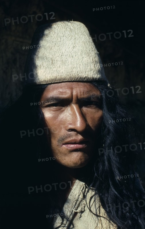 COLOMBIA, Sierra Nevada de Santa Marta, Ika, Portrait of Ika leader wearing traditional woven fique cactus fibre helmet. Arhuaco Aruaco indigenous tribe American Classic Classical Colombian Colombia Hispanic Historical Indegent Latin America Latino Older South America  Arhuaco Aruaco indigenous tribe American Classic Classical Colombian Columbia Hispanic Historical Indegent Latin America Latino Older South America History One individual Solo Lone Solitary 1 Fiber Single unitary