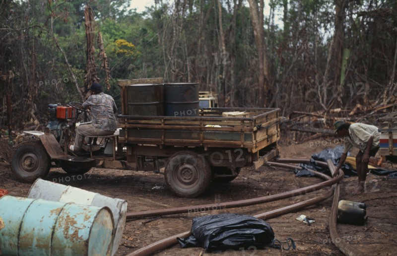 BRAZIL, Mato Grosso, Peixoto de Azevedo, Small scale machinery and workers in garimpo  gold mine on former Panara territory showing deforestation.Garimpeiro prospectors in the informal sector have displaced Panara Indians formerly known as Kreen-Akrore  Krenhakarore  Krenakore  Krenakarore  Amazon displaced people American Brasil Brazilian Ecology Entorno Environmental Environment Green Issues Kreen Akore Latin America Latino Scenic South America