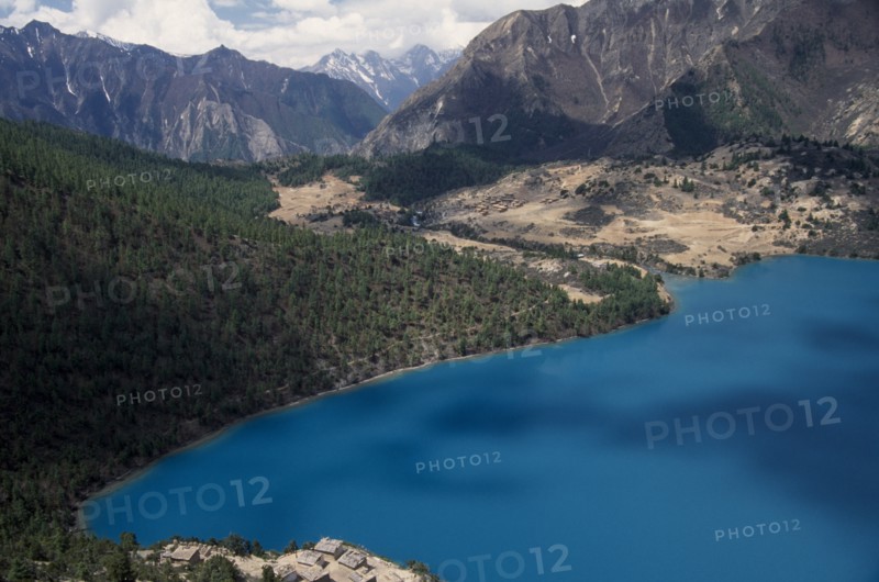 NEPAL, Lower Dolpo Trek, Phoksumdo, View over Pal Sentan Thasoon Chholing Monastery and Phoksumdo Lake