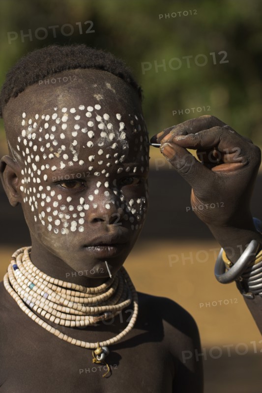 ETHIOPIA, Lower Omo Valley, Mago National Park, Karo woman painting her daughters face