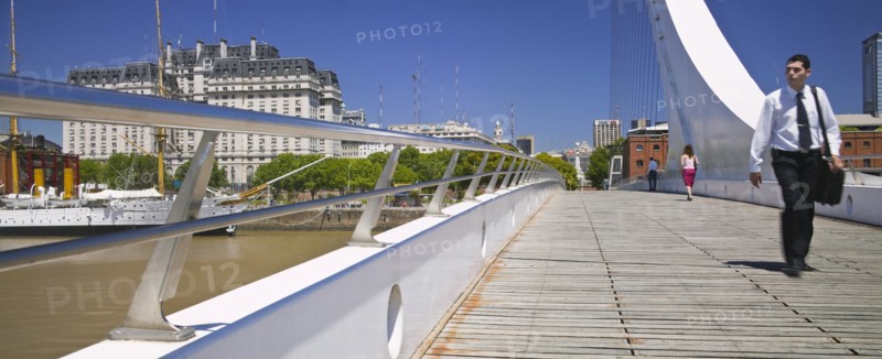 URUGUAY, Buenos Aires, Footbridge in Puerto Madero.