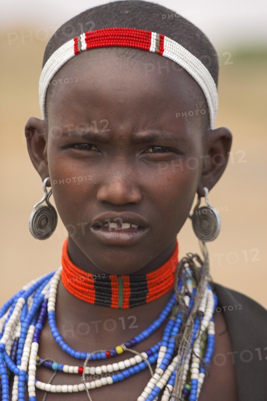 ETHIOPIA, Lower Omo Valley, Tribal People, Ari woman