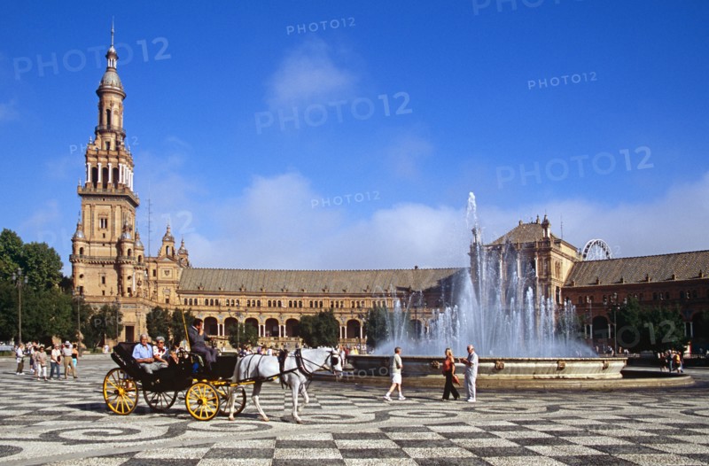 SPAIN, Andalucia, Seville, Plaza de Espana