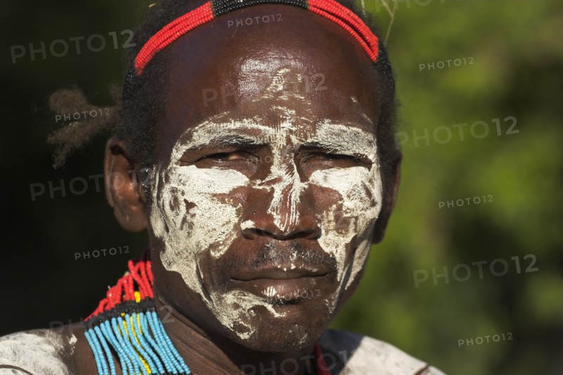 ETHIOPIA, Lower Omo Valley, Mago National Park, Karo man with face painting