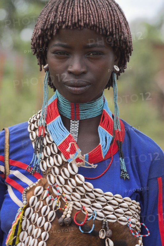 ETHIOPIA, Lower Omo Valley, Key Afir, Tsemay woman at weekly market