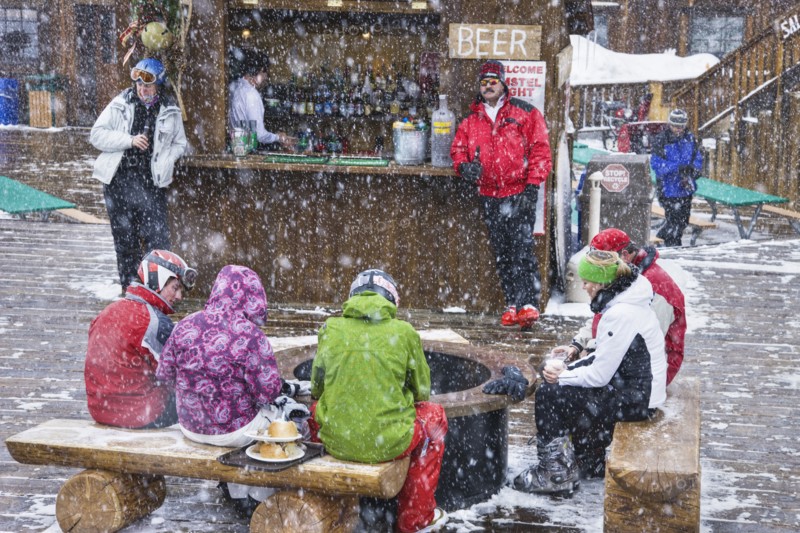 20091057 Skiers outdoor bar snow. American Holidaymakers Inn North America Pub Tavern Tourism Tourist United States America  Region - North AmericaWeatherTravelTouristsPeople - GroupDominant Brown Jon Hicks 20091057 USA Colorado Telluride