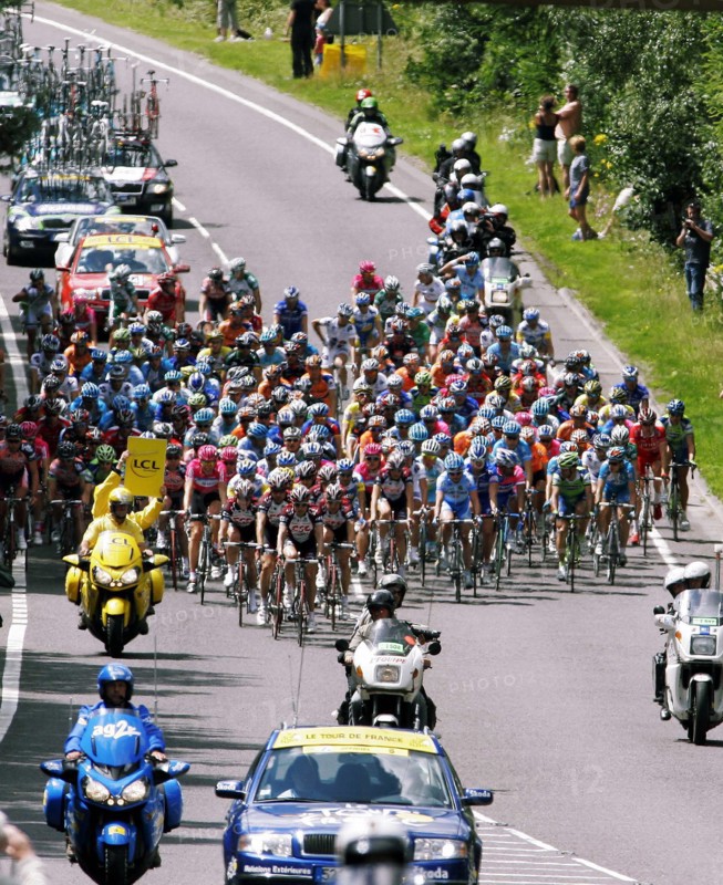 SPORT, Cycling, Road, "Tour de France Kent Stage 2007, main group of riders with outriders and support vehicles."