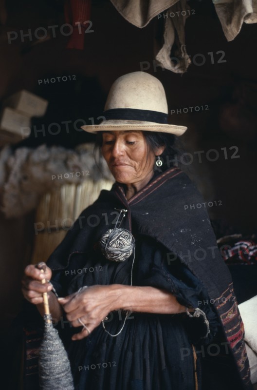 BOLIVIA, Liq’uni Pampa, Woman holding wool spindle