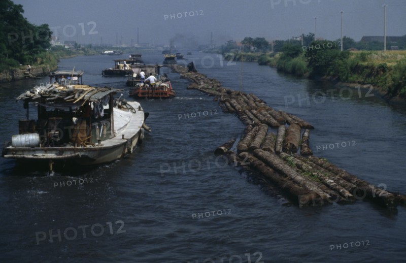 CHINA, Jiangsu Province, Transport, Log rafts on the Grand Canal. Suzhou to Wuxi