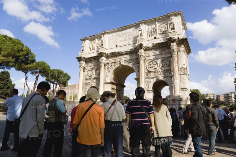 ITALY, Lazio, Rome, Tourists around the triumphal Arch of Constantine outside the Colosseum
