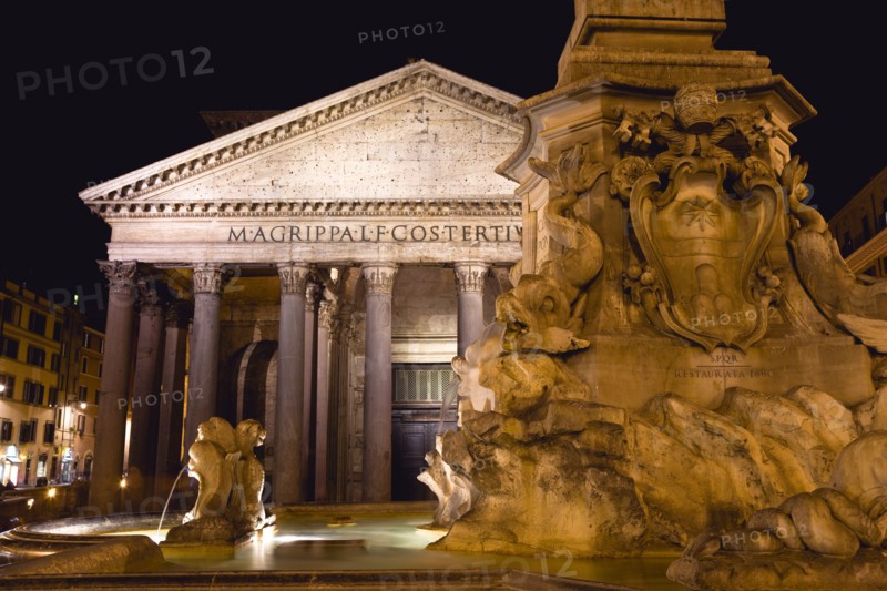 ITALY, Lazio, Rome, The Piazza della Rotonda with the Pantheon beyond the Rotonda Fountain illuminated at night