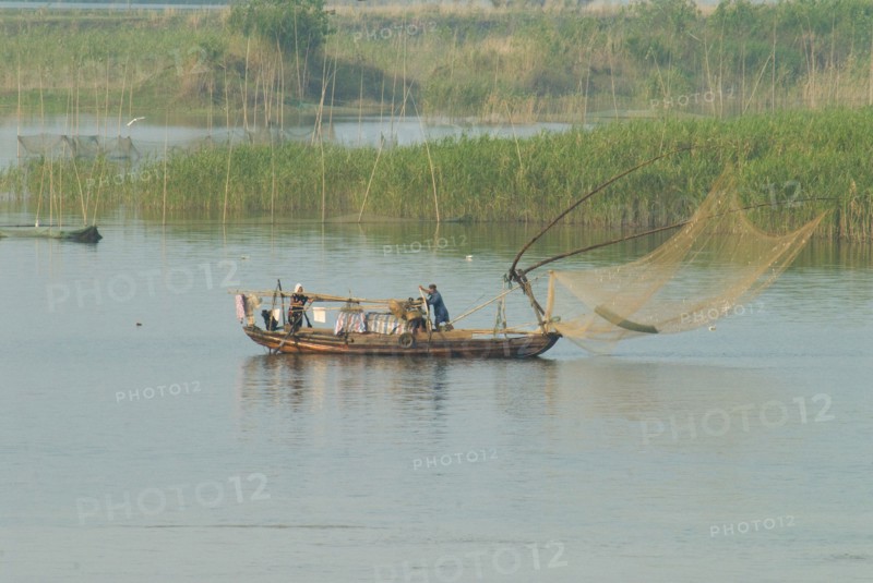 CHINA, Hubei, Yangtze, Traditional fishing boat on the Yangtze River