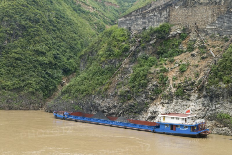 CHINA, Hubei , Three Gorges, Barge loading coal from a gravity chute in the Wu Gorge