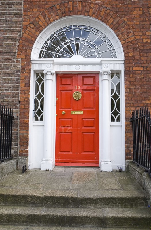 20093559 IRELAND Dublin Dublin Georgian doorway near Merrion Square with red door