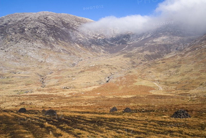 20093576 IRELAND Galway Connemara Maumturk Mountains with turf stacks