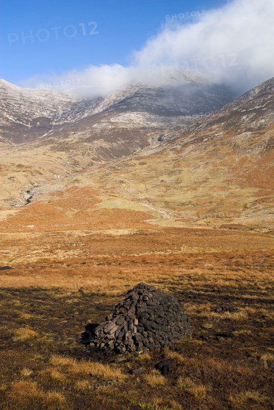 20093579 IRELAND Galway Connemara Maumturk Mountains with turf stacks