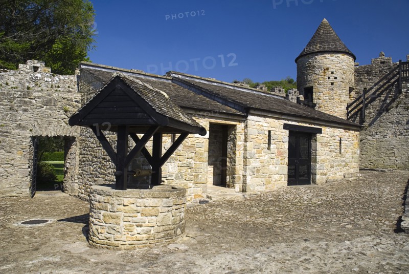 20093583 IRELAND Leitrim Parkes Castle Interior courtyard with tower and wishing well