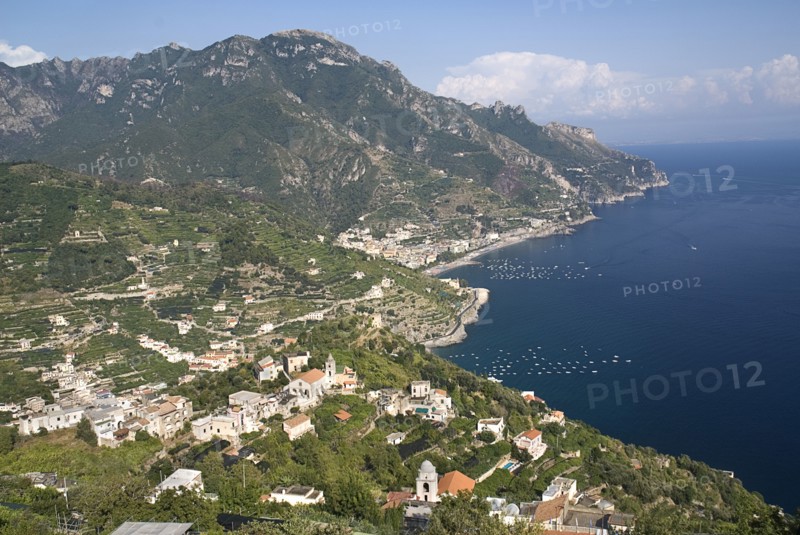 20093637 ITALY Campania Ravello View of the Amalfi coastline from the hillside town of Ravello